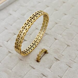 Elegant Interlock Gold Bracelet Set